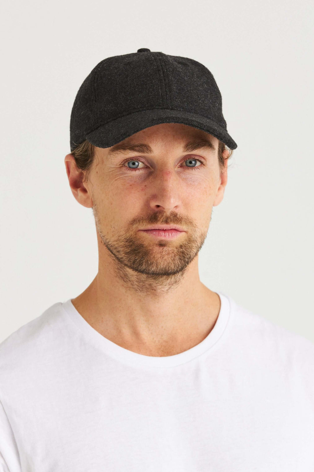 Grå Keps Wool Look - en stilren grå keps med mjuk kvalitet och ullinspirerad look.
