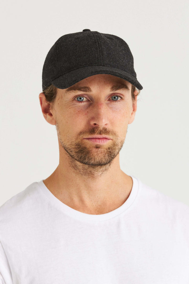 Grå Keps Wool Look - en stilren grå keps med mjuk kvalitet och ullinspirerad look.
