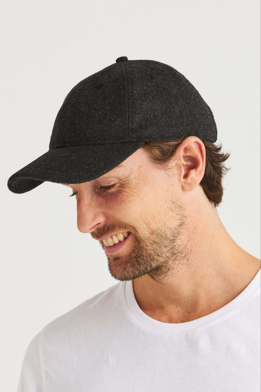 Grå Keps Wool Look på man, visande stilren keps med ullinspirerad look och mjuk kvalitet.
