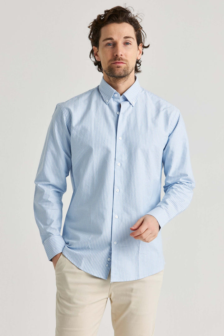 Ljusblå randig skjorta button-down