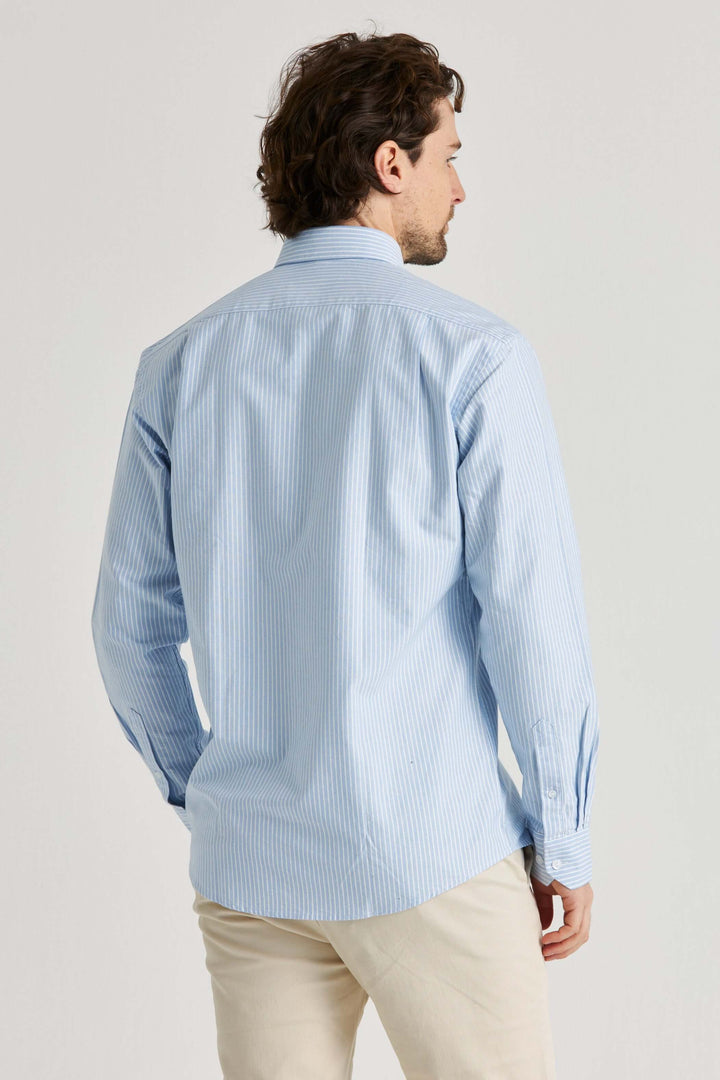 Ljusblå randig skjorta button-down