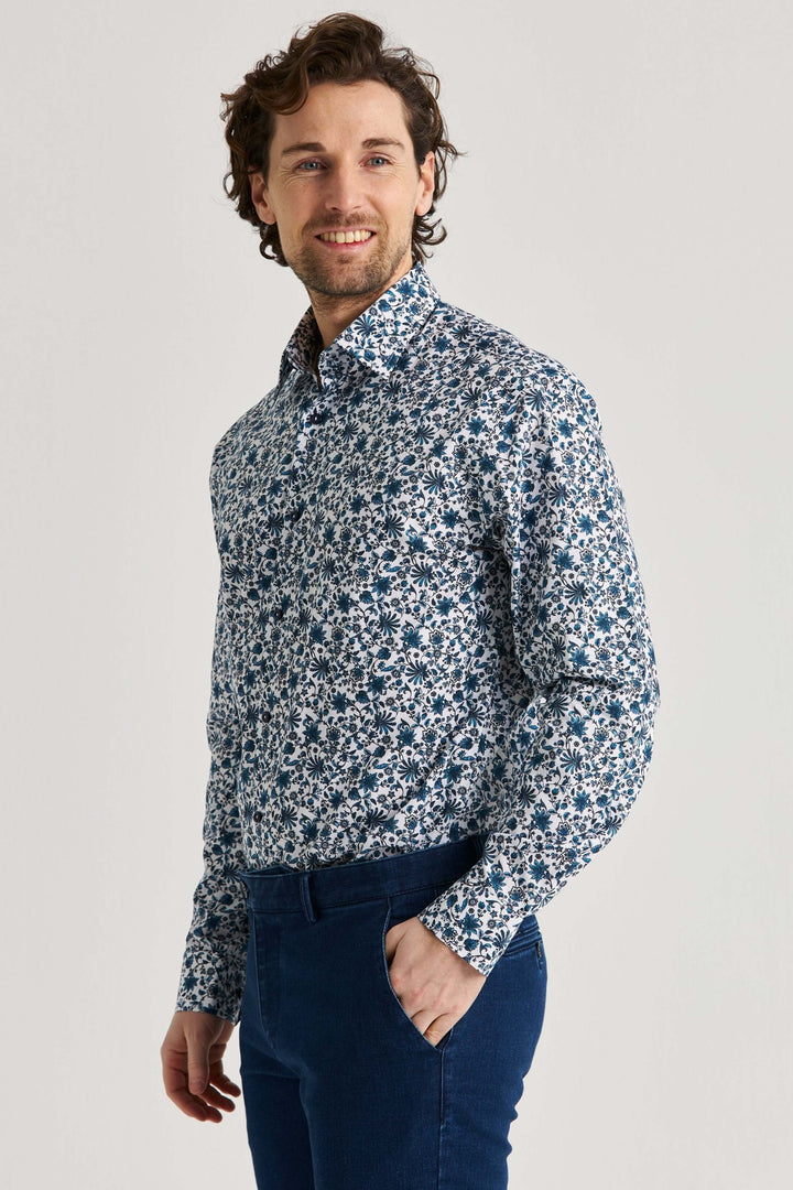 Vit skjorta med blommönster