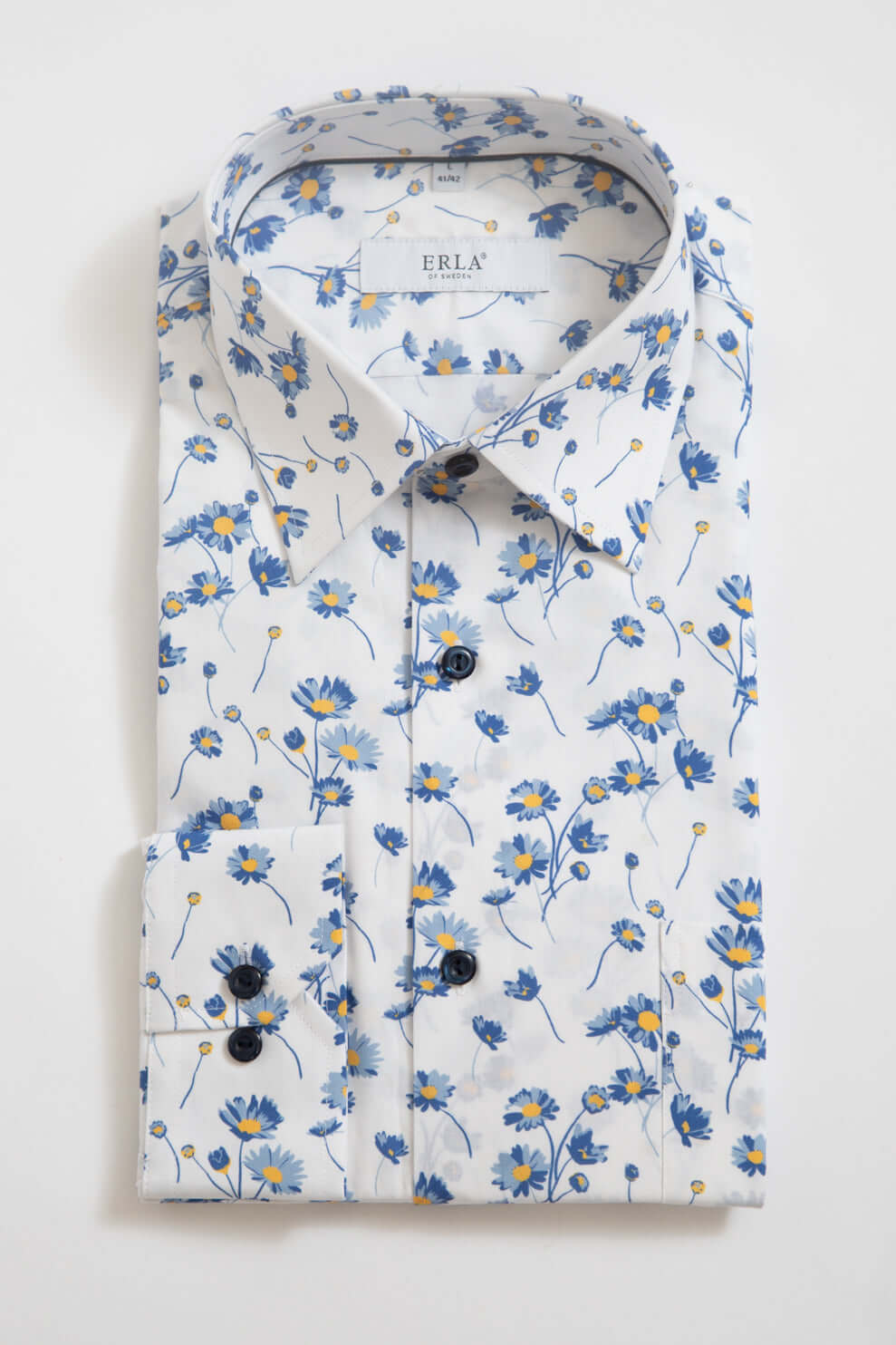 Vit skjorta med blommönster