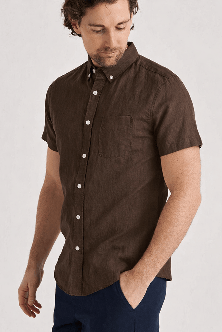 Linneskjorta Mörkbrun Kortärmad med button down-krage och bröstficka, perfekt för vår och sommar.