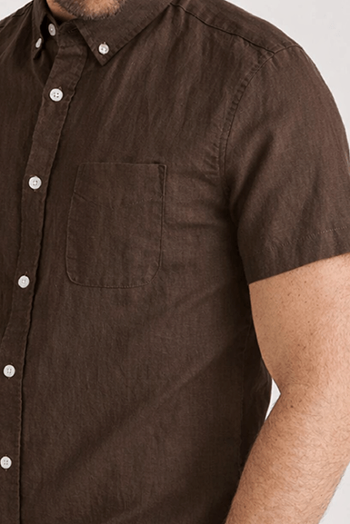Linneskjorta Mörkbrun Kortärmad med button down-krage och bröstficka, perfekt för vår och sommar.