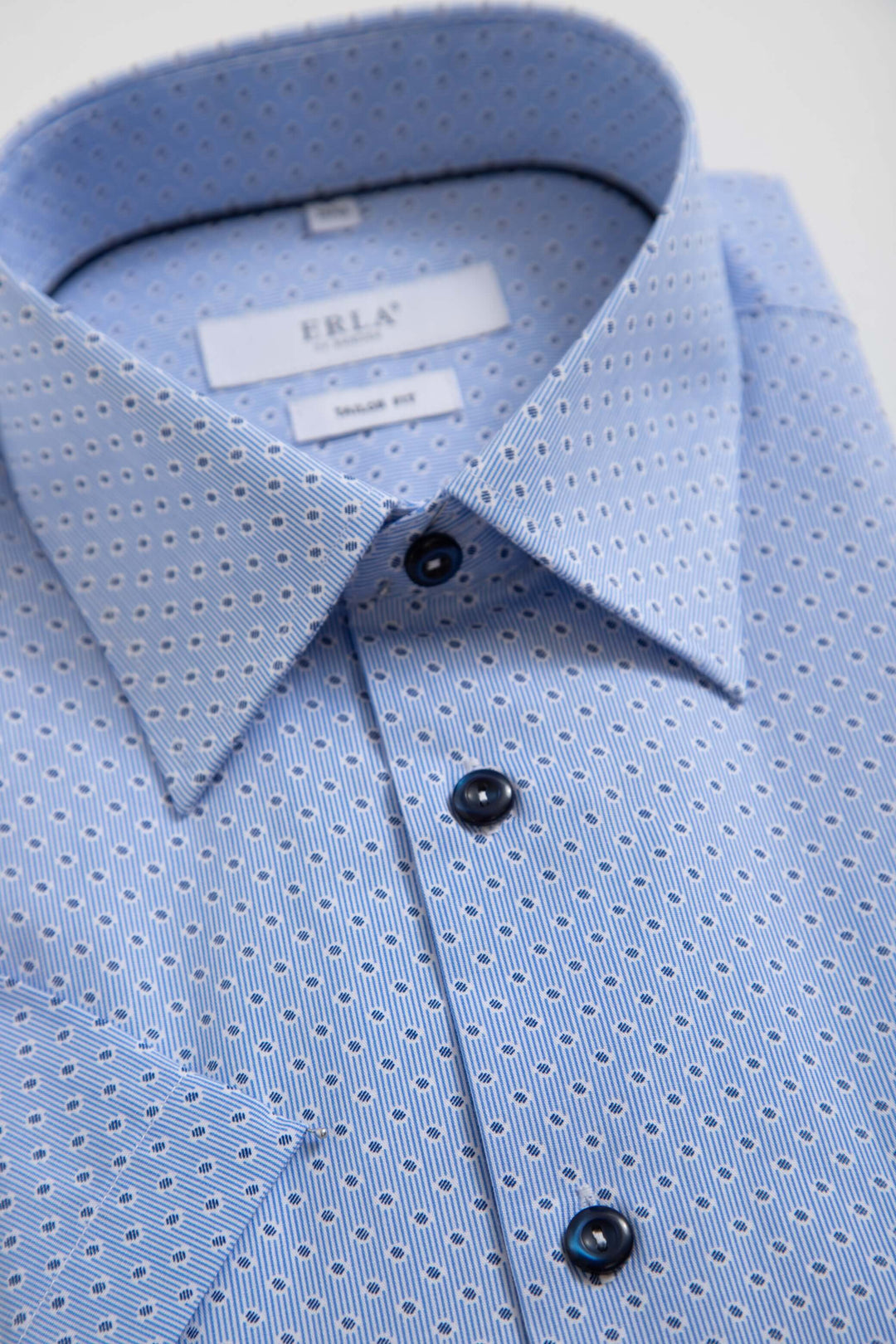Ljusblå kortärmad skjorta med print